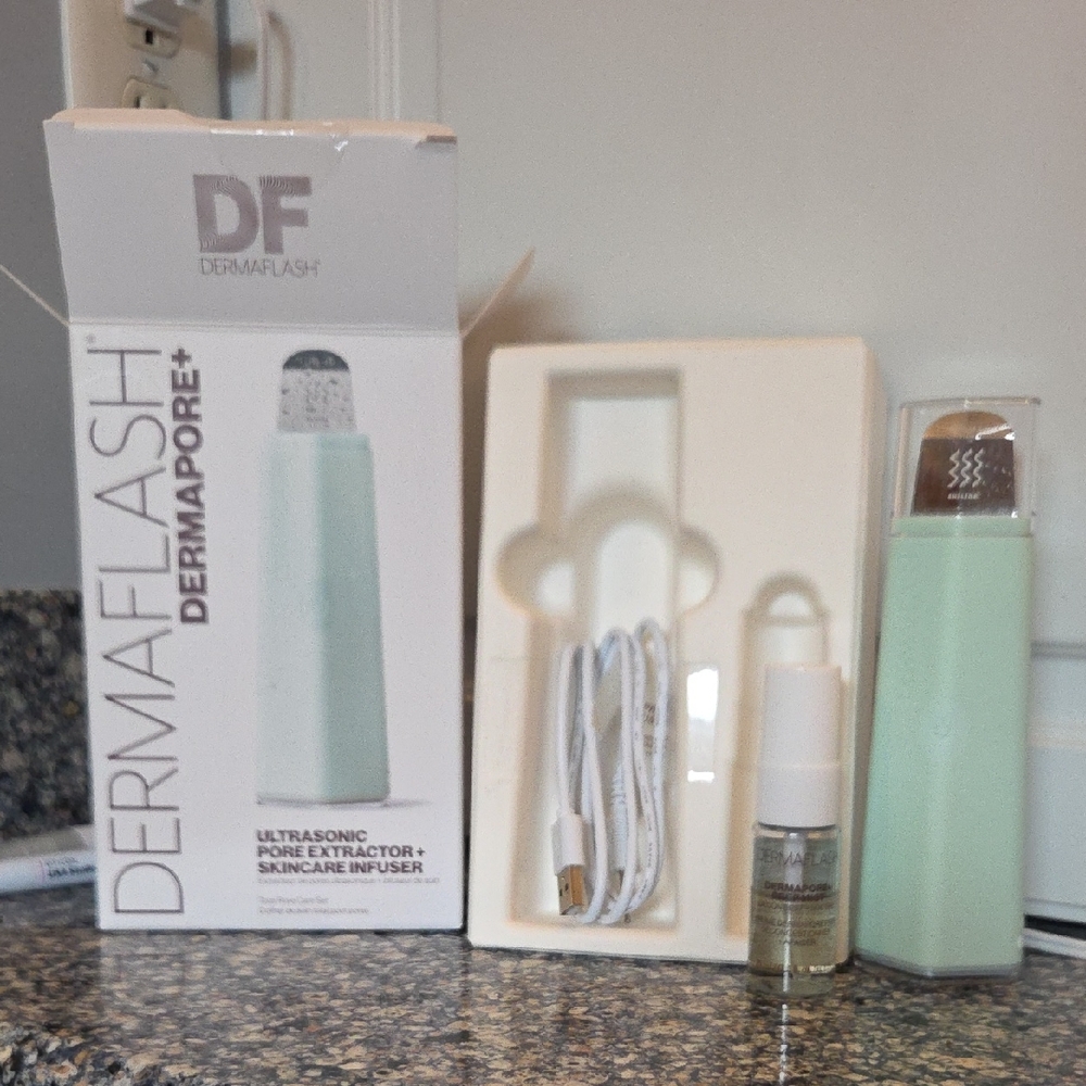 Dermaflash Dermapore Pore Extractor in Mint